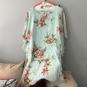 Women’s two piece top and skirt set. Size 16W.